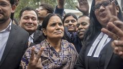 Asha Devi, la madre de la joven fallecida, abandon� el lugar de la ejecuci�n haciendo el signo de la victoria