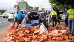 Cae un pal� de ladrillos de un cami�n en Barro e impacta contra un coche