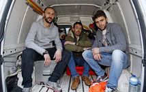 Mart�nez, Yebra y Hern�ndez posan en la furgoneta del utillero del club, a la conclusi�n de un entrenamiento.