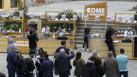 Los dos equipos, el de los concursantes y el de los cocineros locales, se enfrentaron en la plaza de Espa�a