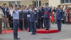 Luis Borque Torres, a la izquierda, tom� posesi�n ante el general de divisi�n Reyes Leis.
