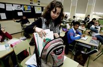 Una alumna del L�pez Ferreiro, que el a�o pasado inici� una experiencia de pr�stamo de libros. 