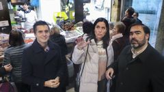 Borja Verea, Paula Prado y Alberto Pazos, en la plaza de Abastos de Santiago.