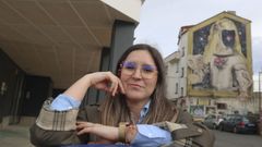 Laura Rumbo en el barrio ferrolano de Canido, donde reside, con una de las meninas al fondo