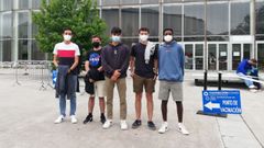 Los primeros de menos de 20 en Expocoruña. Pelayo, Javier, Pedro, Samuel y Carlos tienen entre 17 y 19 años y forma parte de los más de 16.000 jóvenes que la semana pasada lograron la autocita