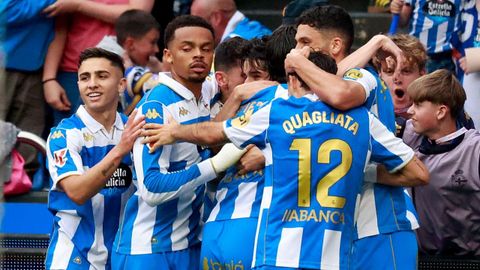 Los jugadores del D�por festejan uno de sus goles frente al Legan�s