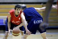 Carlos Cobos, ayer, durante su primer entrenamiento con el Breog�n, frente a Edu S�nchez.
