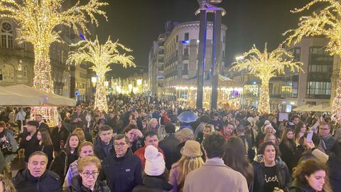 Abarrote en el puente de la Constitución en Vigo para ver las luces de Navidad.