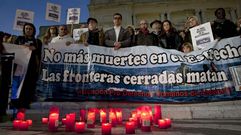 Unas 200 personas concentradas ante el Ayuntamiento de Barbate para protestar contra las pol�ticas internacionales para atender la inmigraci�n 