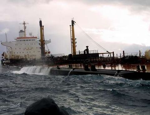 El petrolero, a la deriva en la Costa da Morte, cuando ya perda combustible de los tanques. 