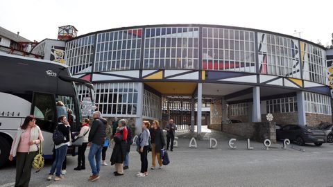 Foto de archivo de un grupo de viajeros visitando la f�brica y la tienda de Sargadelos en Cervo