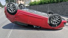 Coche volcado tras sufrir una salida de v�a en O Vicedo, en la LU-862