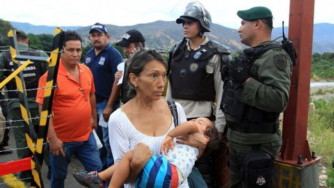 Un grupo de colombianos regresa a su país desde Venezuela a través de un control de paso.