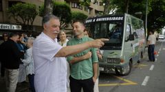 El gobierno local de Oleiros coloc� un bus sin seguro ni ITV en una recreaci�n para criticar a la Xunta.