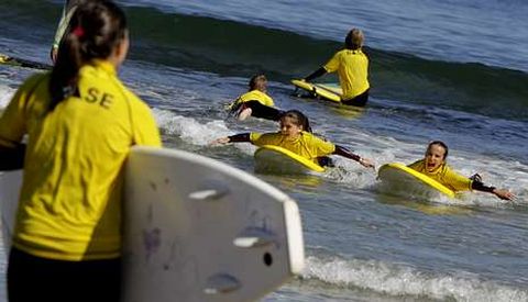 Ni�os inscritos en un campamento practican todas las ma�anas dos horas de surf en la playa de Bastiagueiro (Oleiros).