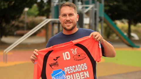 El madrileño muestra la camiseta con la «V» de La Voz que el Burela FS vistió en la Copa de España 2015, una de las más especiales de su colección.