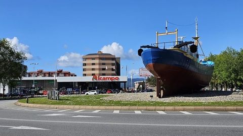 Rotonda de la avenida de Castelao, con el barco Alfageme y el hipermercado al fondo