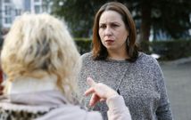 Manuela, de espaldas, con la abogada Mar�a del Carmen Gonz�lez, el pasado viernes. 