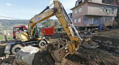 La maquinaria de la Diputaci�n empez� ayer a realizar la retirada de materiales arrastrados por la riada desde la cima del monte. 