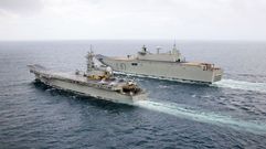 Imagen de una hist�rica navegaci�n conjunta del �Pr�ncipe de Asturias� y el  Juan Carlos I�