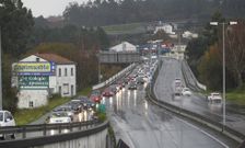 Tr�fico intenso en el acceso a Santiago desde Milladoiro por un accidente de tr�fico. 