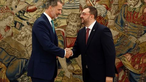 El rey Felipe VI recibe en audiencia al presidente del Principado de Asturias, Adrin Barbn (d), este martes en el Palacio de la Zarzuela