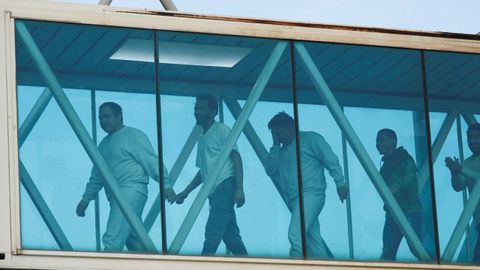 Inmigrantes venezolanos a su llegada a Caracas tras ser deportados de EE.UU.