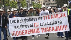 Los trabajadores de la empresa TYC Narcea se manifiestan para reclamar la reincorporaci�n a sus puestos de trabajo