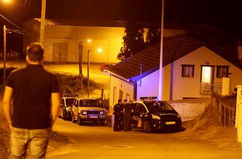 Varios coches de polic�a, en el lugar de los hechos, en la parroquia de Guill�n.