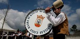 Actuaci�n de Os Dezas de Moneixas en un acto inaugural. 