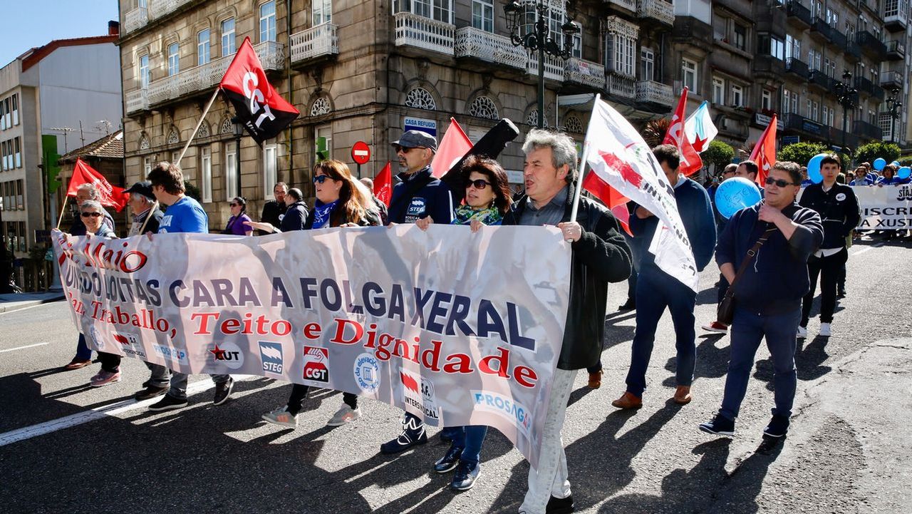 Miles de personas se manifiestan en el centro de Vigo por el 1 de mayo