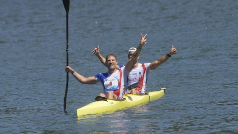 a pareja formada por franceses Quentin Urban y Jeremy Candy, vigentes vencedores del el Sella y campeones en el ltimo Europeo, han vuelto a imponerse al sprint en la 85 edicin del Descenso Internacional del Sella, una prueba en la que han tomado la salida unos 1.100 palistas de 18 pases. y que este ao se ha visto dificultada por el bajo caudal del ro y la bajamar