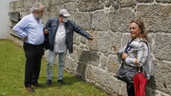 De izquierda a derecha, Jos� Guerreiro y su primo Suso, y Mar�a Jes�s Rodeiro, se�alando marcas de disparos en el muro de la parte vieja del cementerio de A Capela, ayer