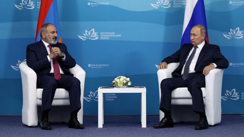 El primer ministro armenio, Nikol Pashinyan, junto al presidente ruso, Vladimir Putin, durante una reunin en Vladivostok (Rusia) el pasado 7 de septiembre