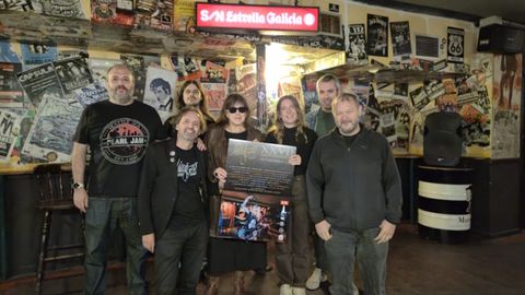 De izquierda a derecha Ozzy de Castro (Jefe de producci&oacute;n), Gonzalo G&oacute;mez de Atomic House, Tomi Legido, director art&iacute;stico,<br />Yolanda Villa, xerente, Helena Pereiro representante de Son Estrella Galicia, David Rodr&iacute;guez da Rep&uacute;blica Mardi Gras e<br />Antonino Garc&iacute;a de Garaxe 59 (achegamos foto vertical) coa imaxe do XXVII Aniversario