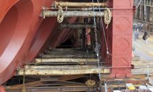 <span lang= es-es >REPUNTE EN LA INDUSTRIA</span>. La botadura del flotel y las obras de e�lica marina en el naval pueden explicar un aumento del empleo en la industria aunque los sindicatos critican la precariedad. 