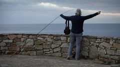 Un pescador aficionado, ayer en el entorno de la Torre de H�rcules de A Coru�a