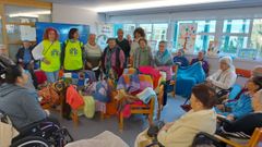 Miembros de Voluntariado Cambre en una visita a una residencia de mayores.