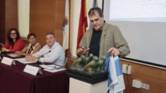 O escultor presentou o proxecto na sala multiusos do Concello de Viveiro.