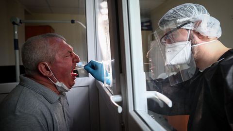 En Turqua intentan reducir al mximo los riesgos de los sanitarios a la hora de hacer pruebas de covid a los pacientes