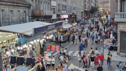 Imagen de archivo de barracas y atracciones de los feriantes�instaladas en las calles de A Ponte por las fiestas