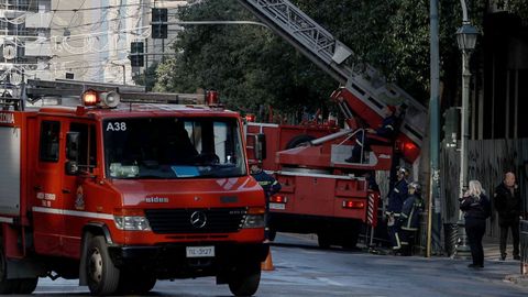 Bomberos griegos en el lugar de la explosi�n.