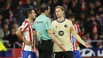 Frenkie De Jong hablando con el colegiado Mart�nez Munuera durante el encuentro entre el Atl�tico de Madrid y el Barcelona