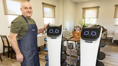 Lupita y Pirlo, los dos robots camareros de la taberna A Bouza de Ponteceso