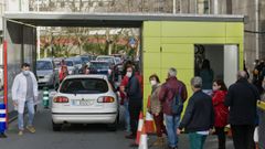 Multitud de personas acudieron al autocovid de O Ventorrillo para hacerse el test de ant�genos gratuito