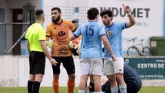 Ayoub dialonga con el �rbitro durante el partido contra el Boiro en el Kiko Rey.