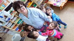 Roc�o Garc�a, en una fotograf�a de archivo, con sus alumnos en la escuela de Caama�o