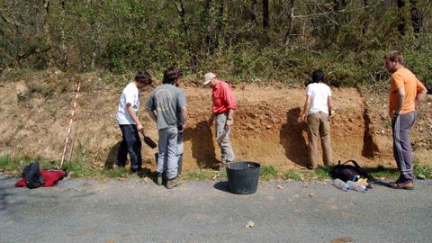 Una prospecci�n en busca de artefactos paleol�ticos realizada en el 2007 en la zona de A �spera, entre los municipios de B�veda y Monforte