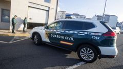 Un coche de la Guardia Civil en los juzgados de Carballo en una imagen de archivo