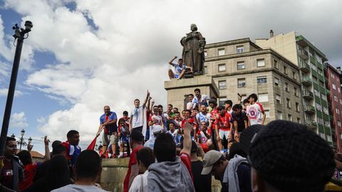 �Celebraste el ascenso de la UD Ourense?.La fiesta comenz� en Meis y se traslad� a la fuente de Concepci�n Arenal